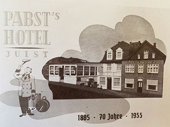 Ein Schwarzweißfoto von Pabsts Hotel Juist