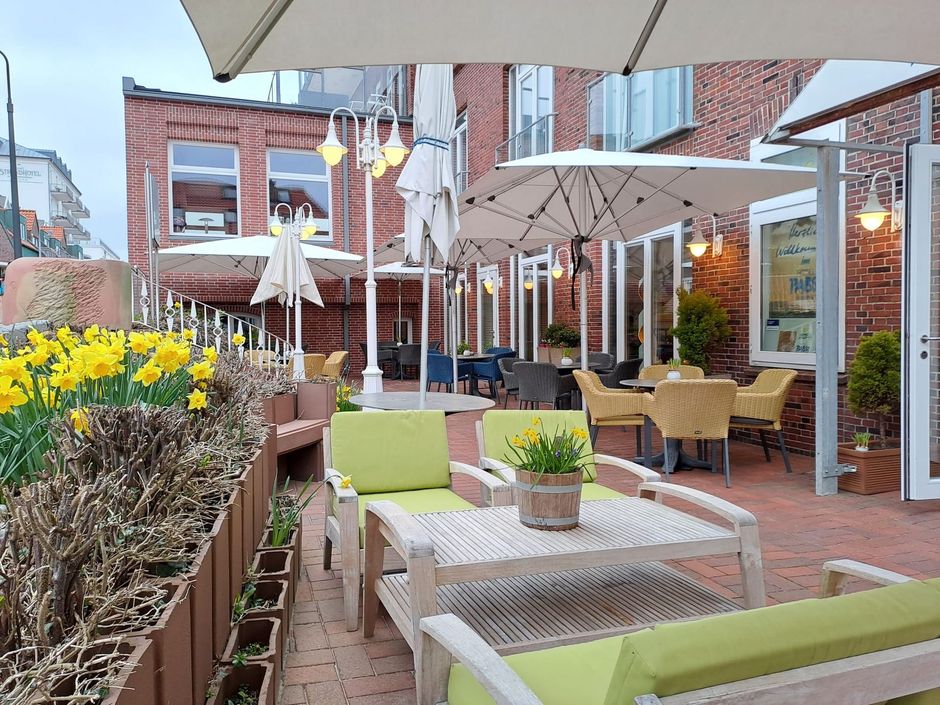 Hotel-Terrasse auf der Westseite des Hauses, zur Strandstraße gelegen, Ihr Platz an der Sonne