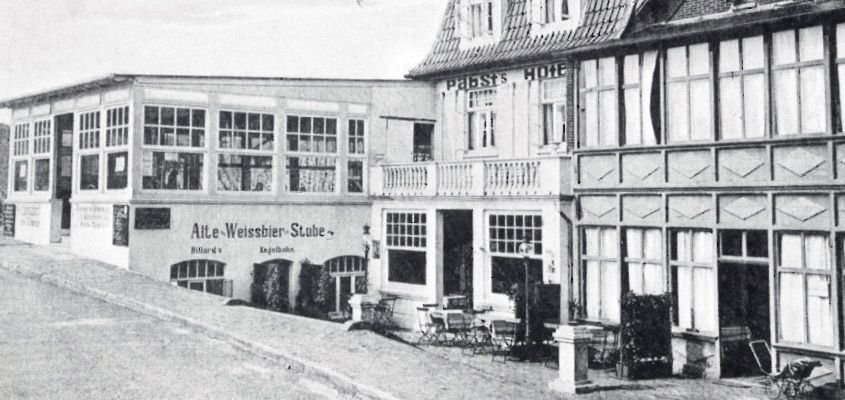 Ein Schwarzweißfoto einer Reihe von Gebäuden