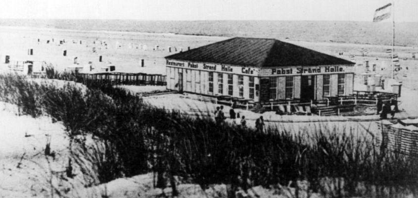 Ein Schwarzweißfoto eines Gebäudes am Strand