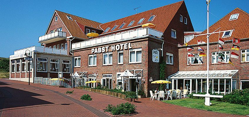 Ein großes Backsteingebäude mit dem Wort „Hotel“ darauf