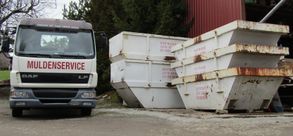 Lastwagen für Räumungen und Muldenservice