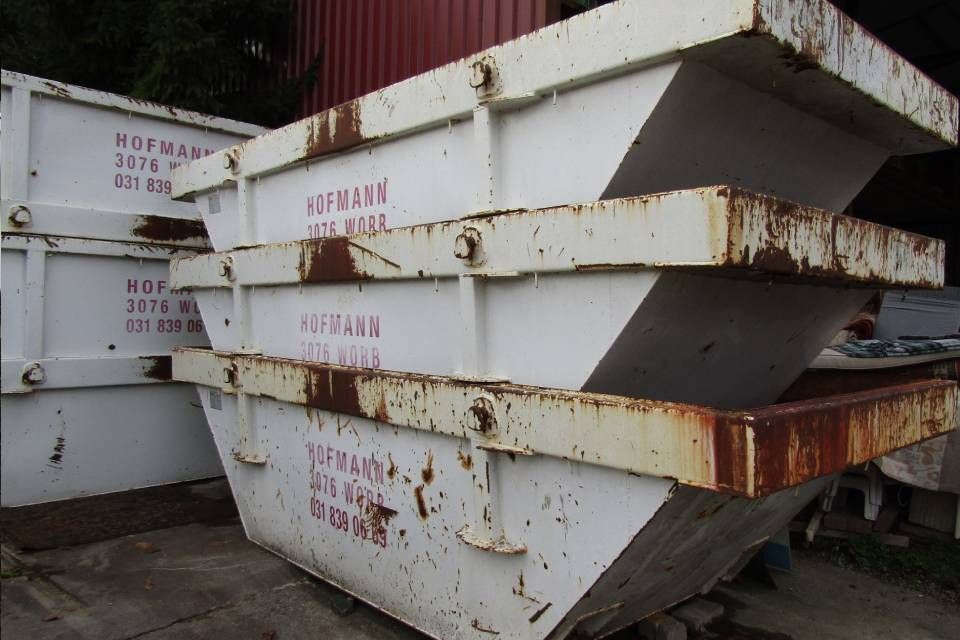 weisse Container gestapelt