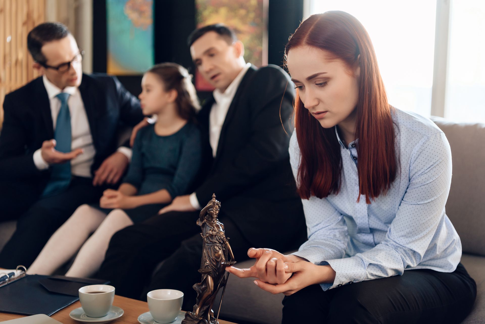 Photo d'une famille avec leur avocat pour leur protection