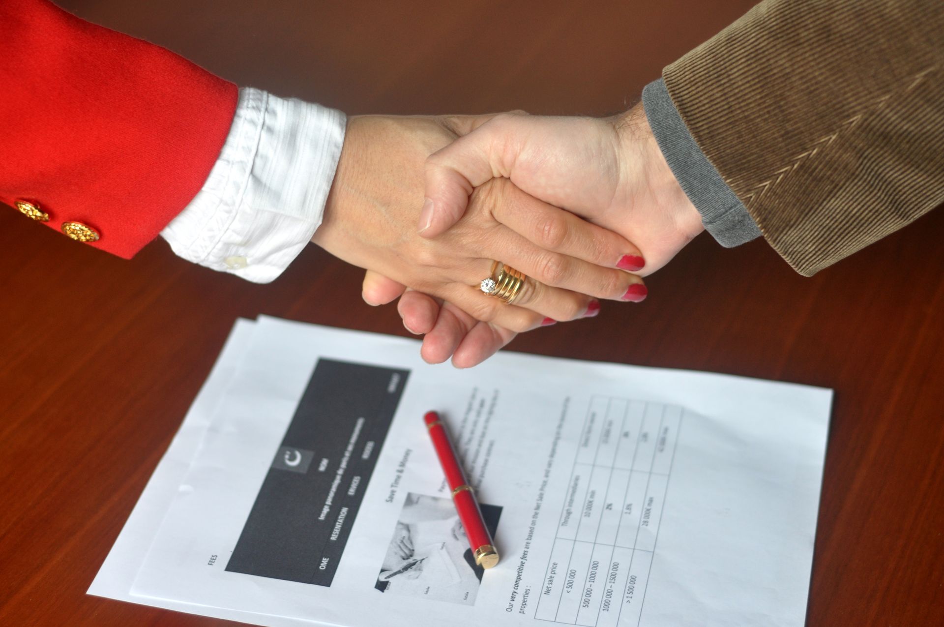 Photo d'un contrat signé pour un divorce à l'amiable