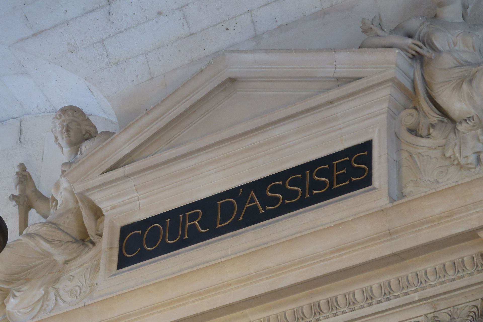 Photo de la devanture d'une cour d'assises