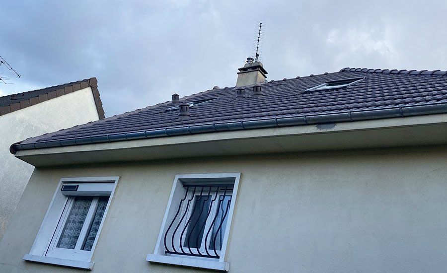 Des éléments de zinguerie neufs sur une maison