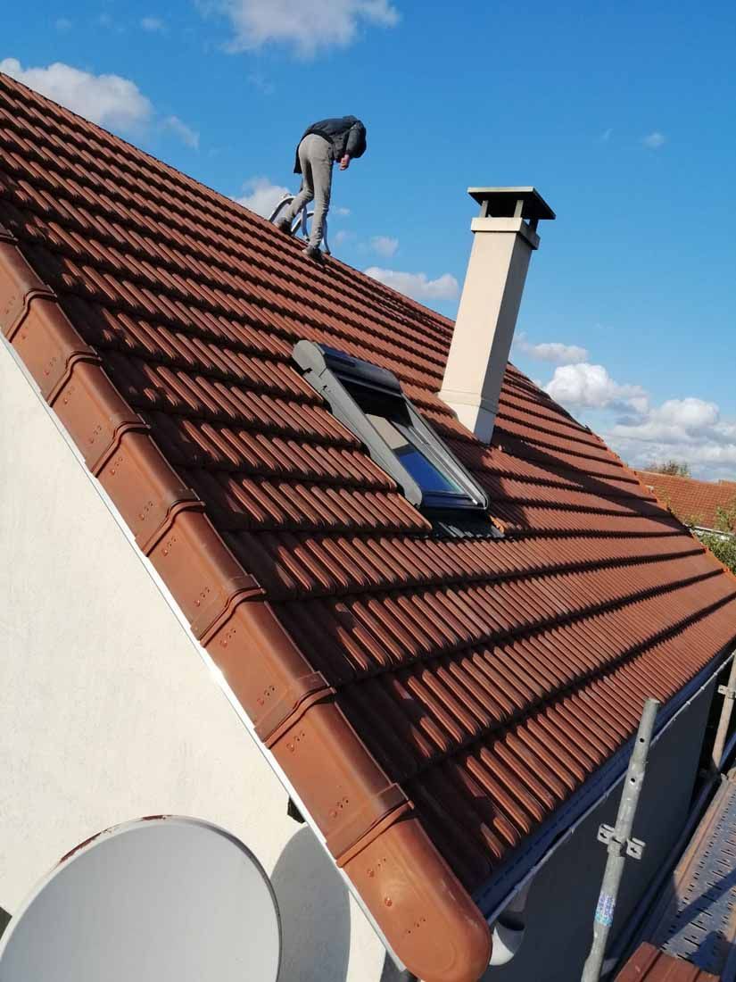 Un toit avec une fenêtre et une cheminée