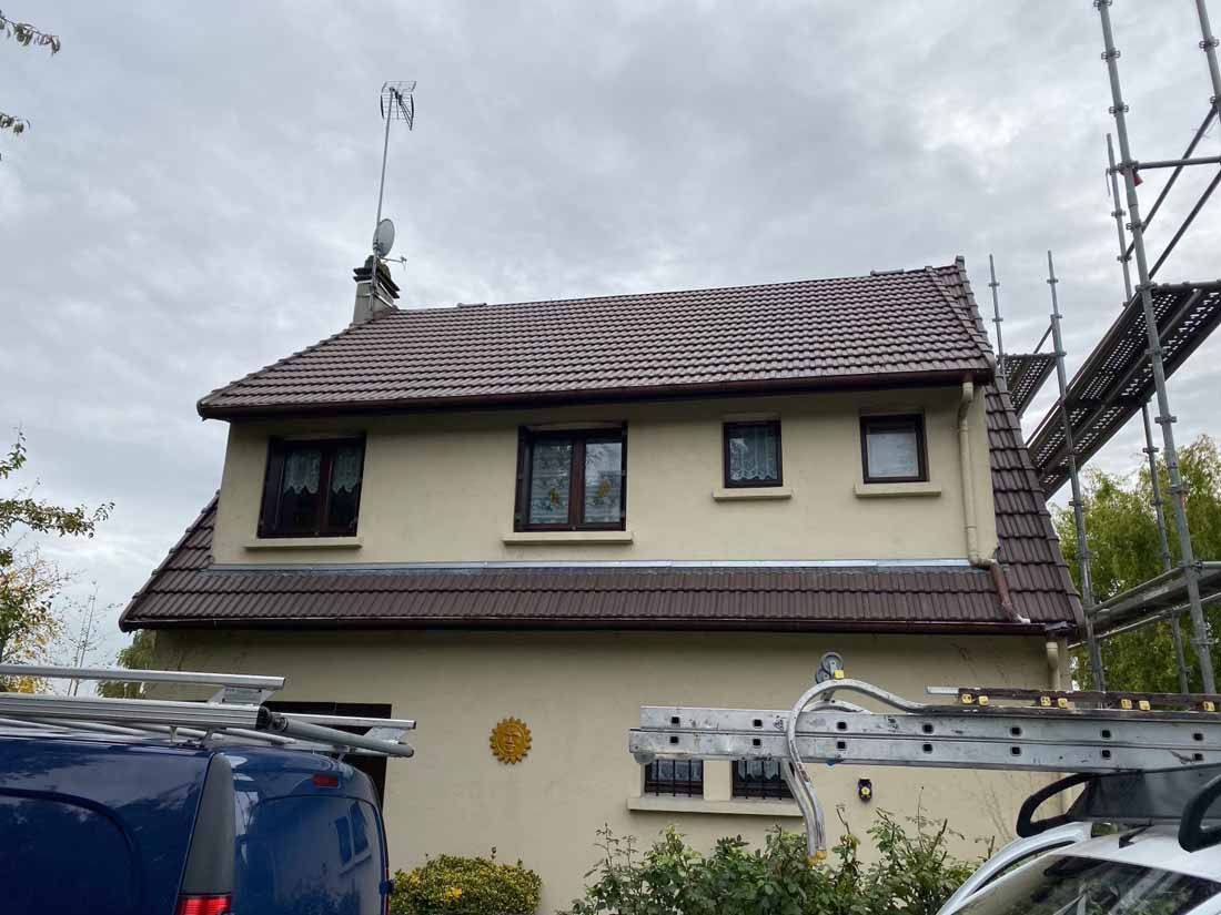 Une maison avec un échafaudage sur le côté