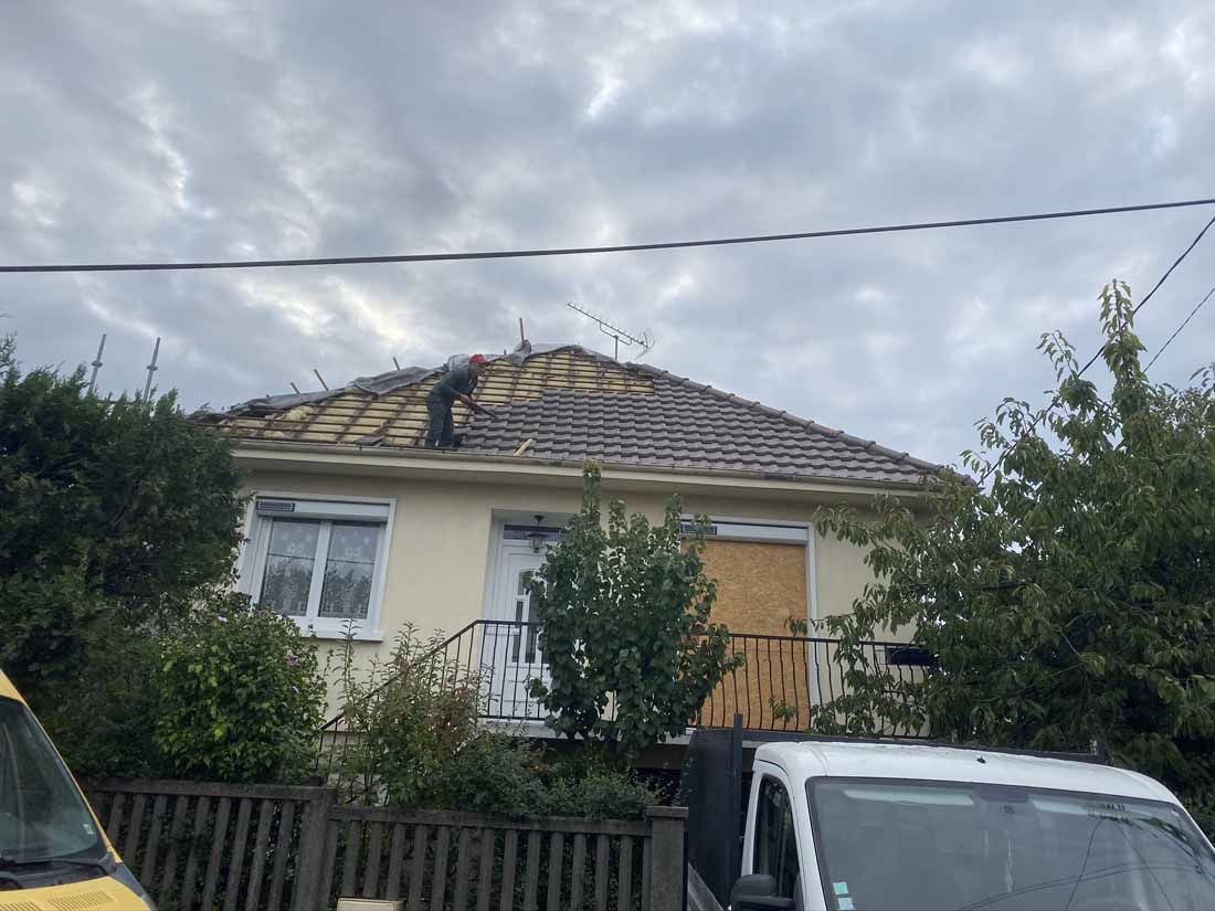 Un ouvrier s'occupe de l'installation d'une toiture