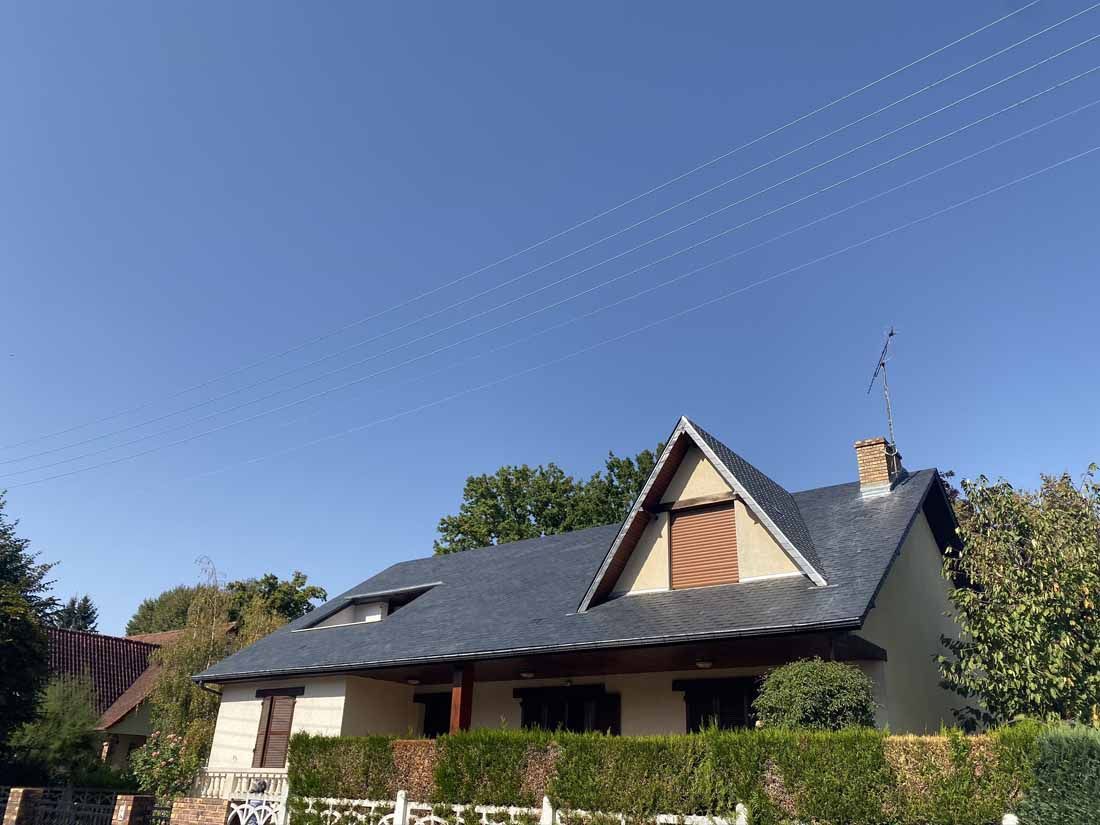 Une maison avec une toiture venant d'être rénovée