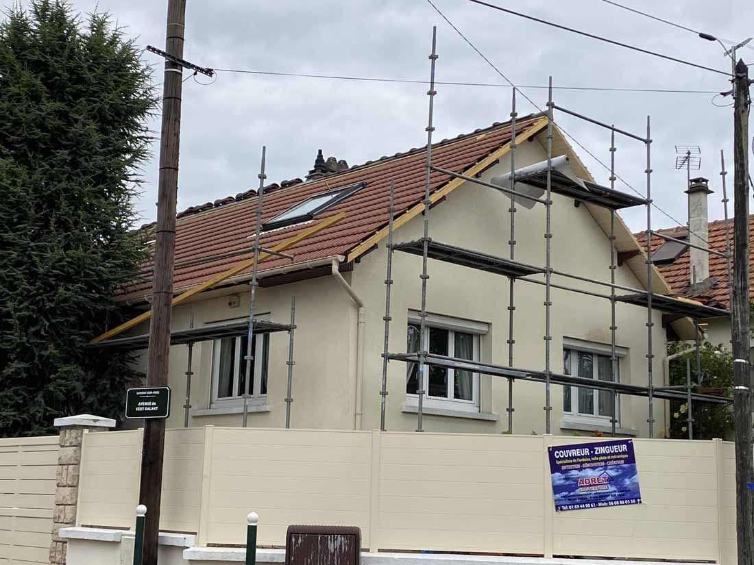 Une maison avec un échafaudage