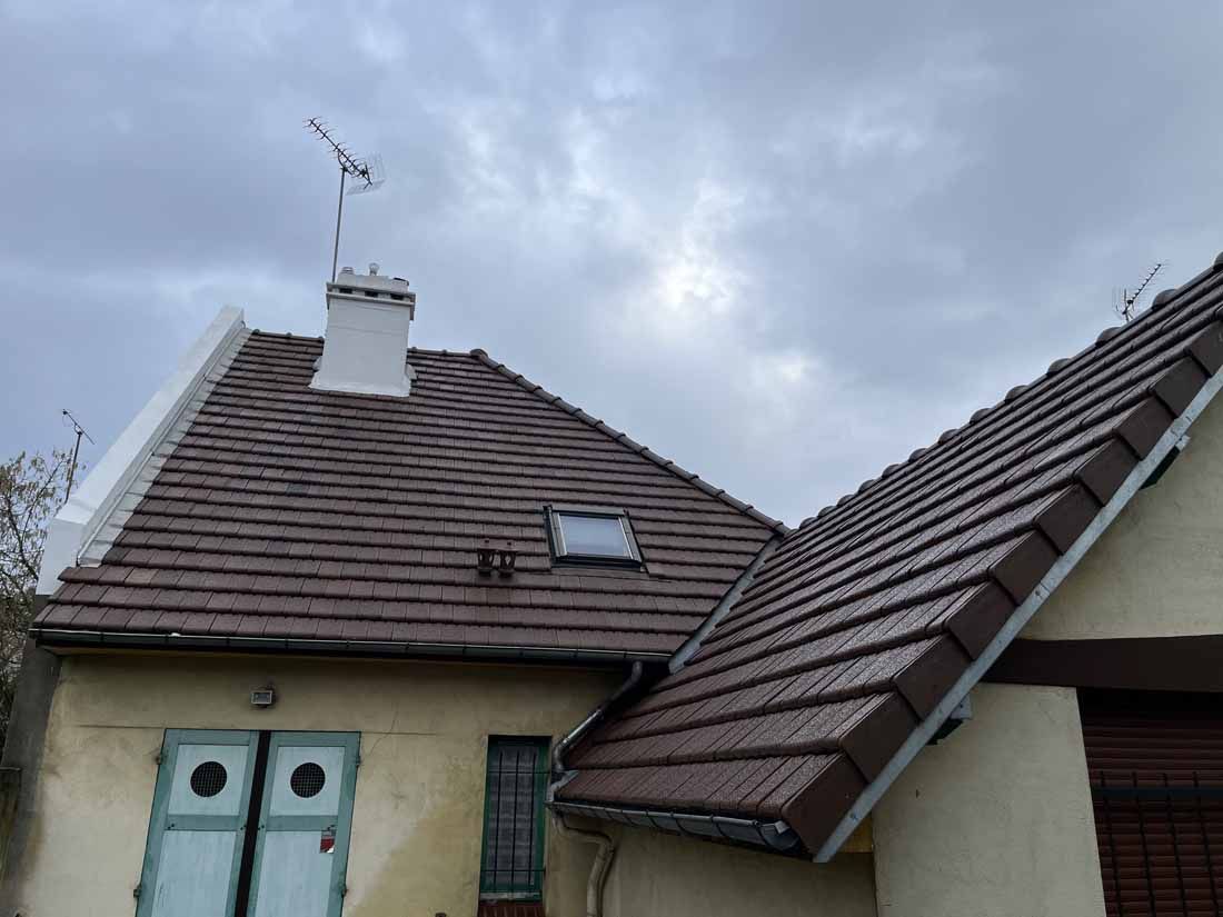 Toit d'une maison et ciel sombre