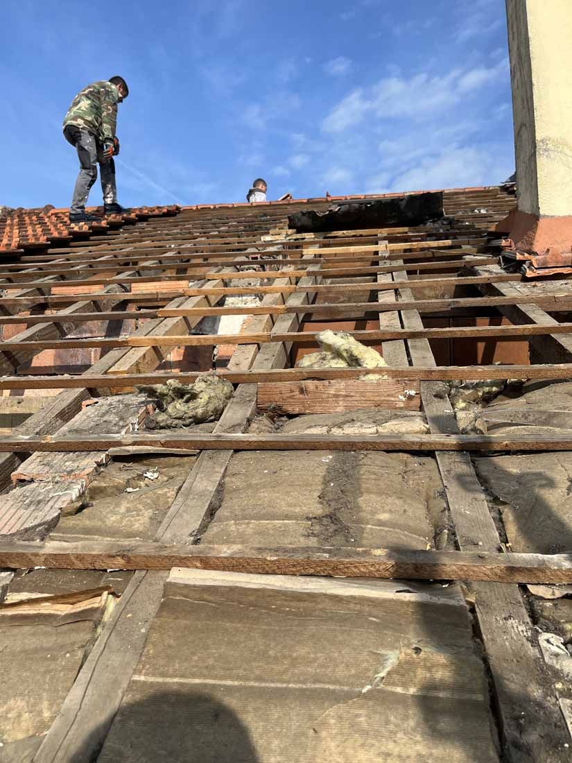 Une charpente en bois usée