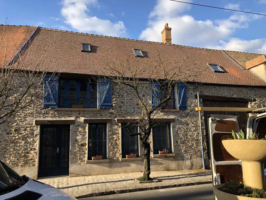 Une maison en pierre avec une toiture rénovée