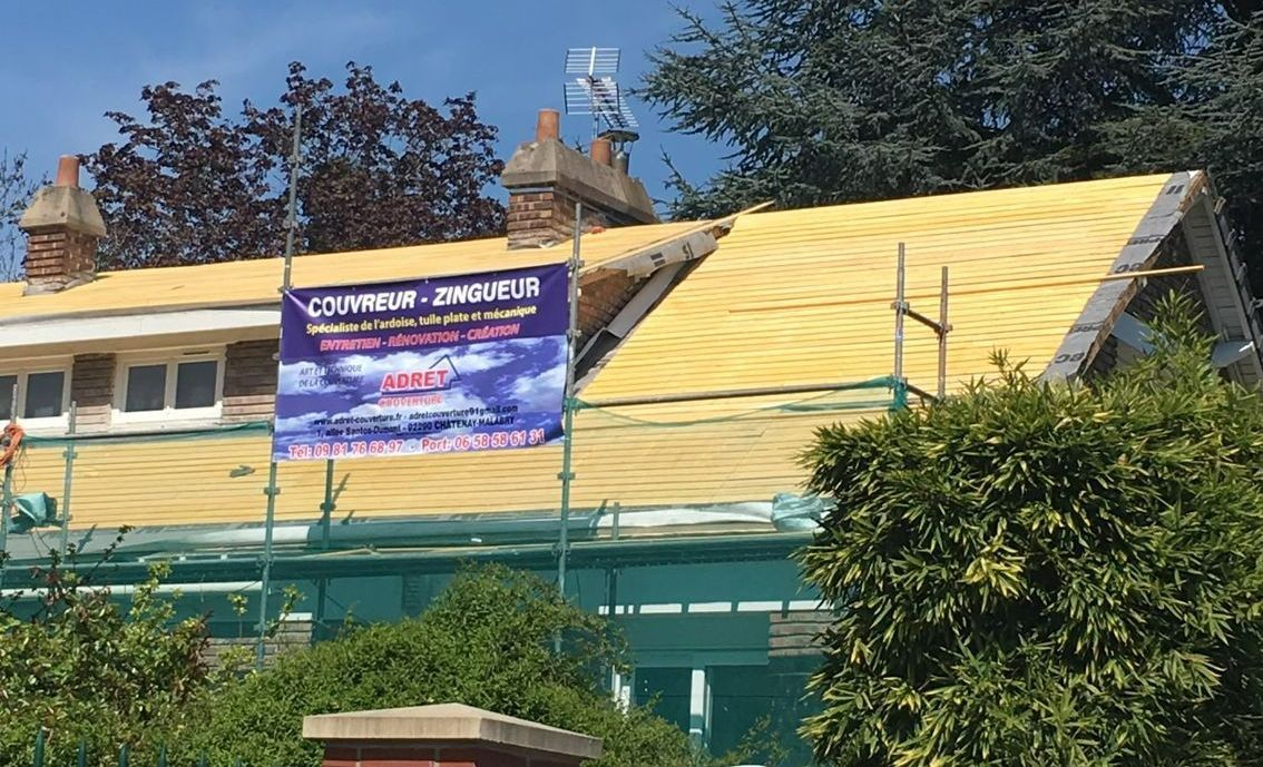 Une maison avec une charpente de toit apparente