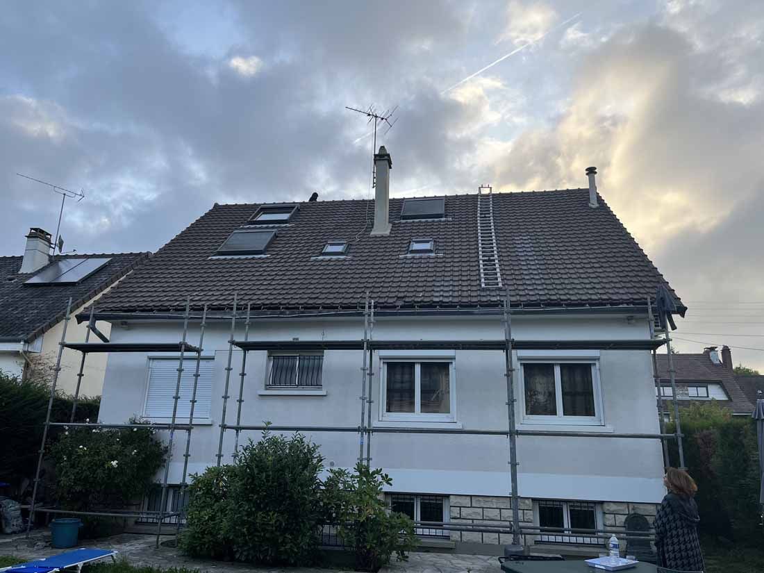 Un échafaudage installé sur la façade d'une maison