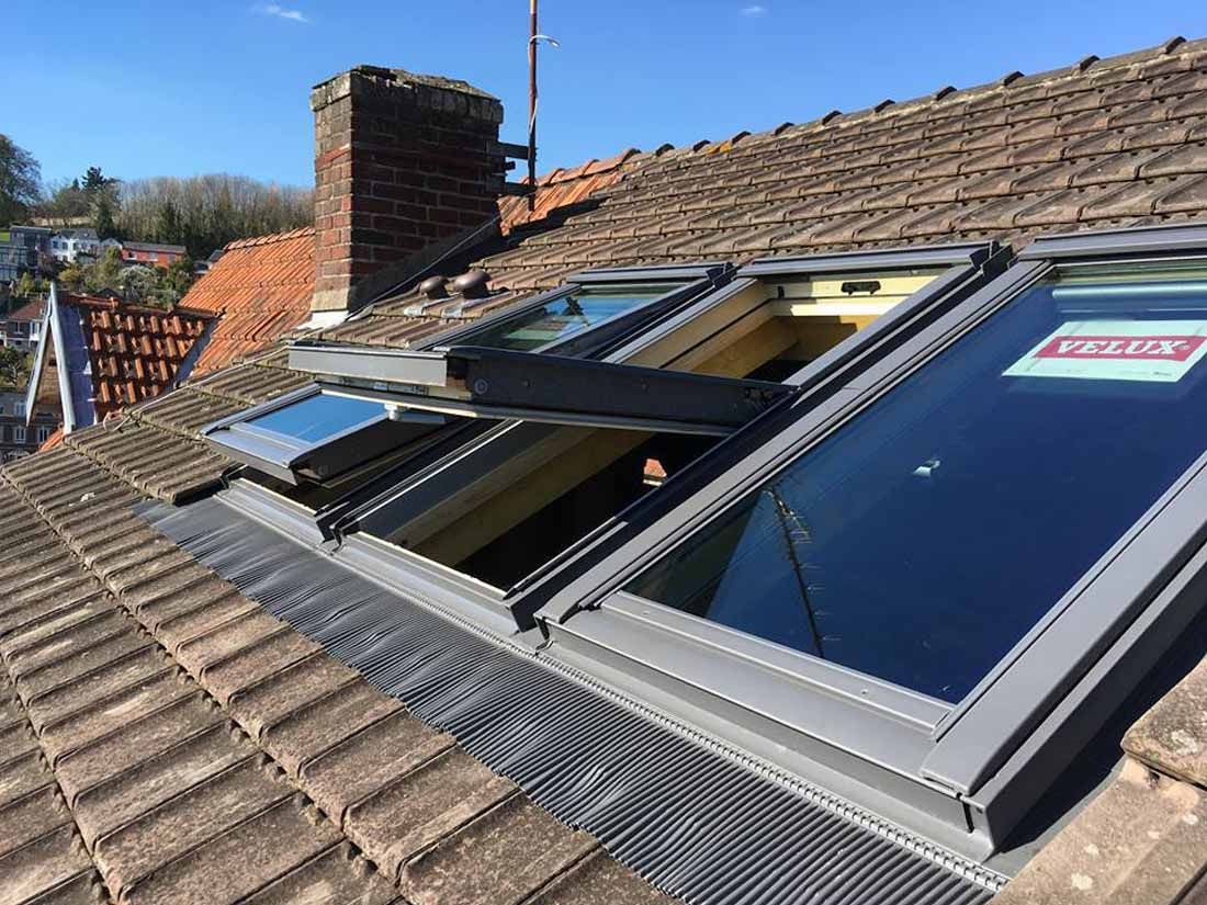 Trois fenêtres de toit vues de près