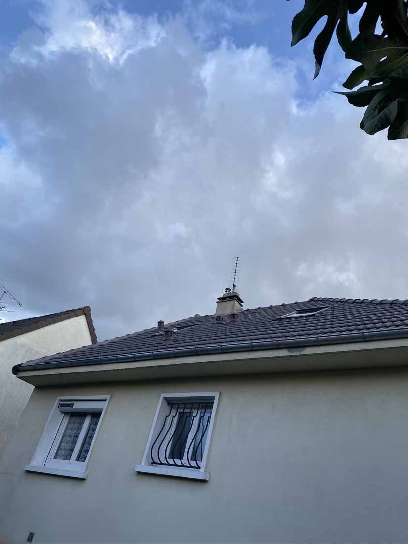 Un toit en zinc vu d'en bas