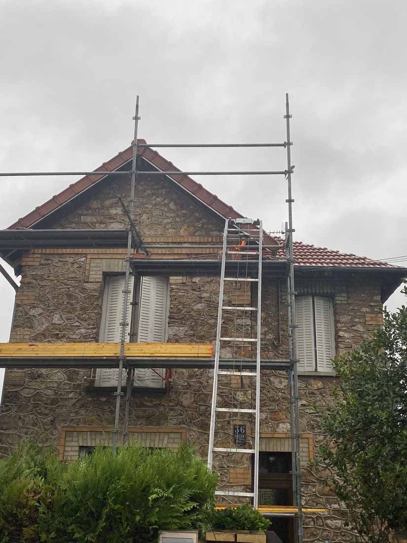 Échafaudage sur une maison en pierre