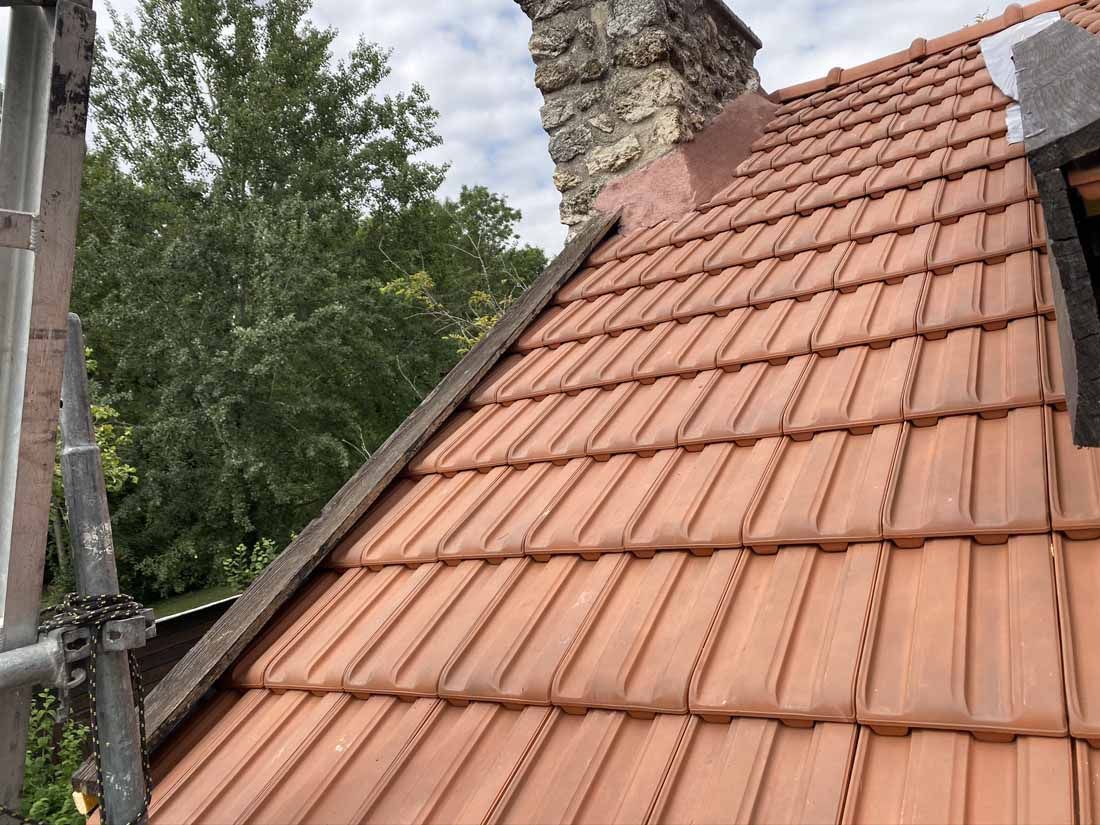 Cheminée en pierre sur un toit nettoyé