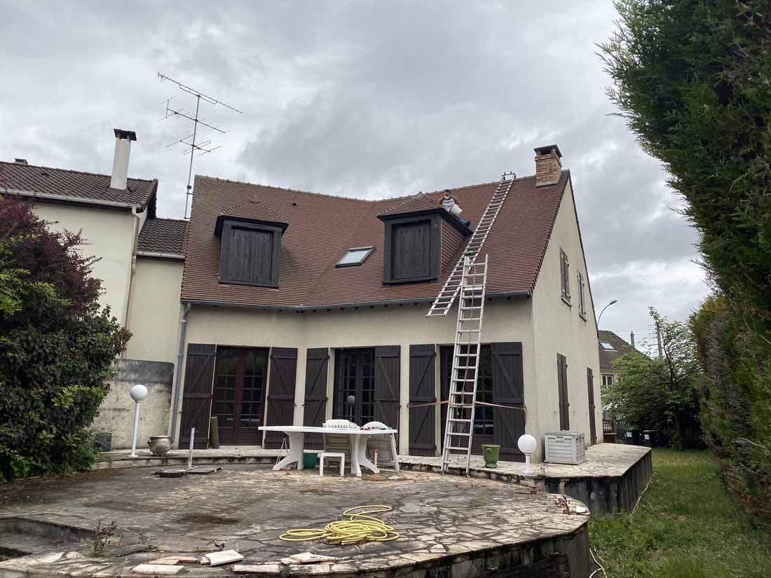 Des échelles permettant d'accéder au toit d'une maison