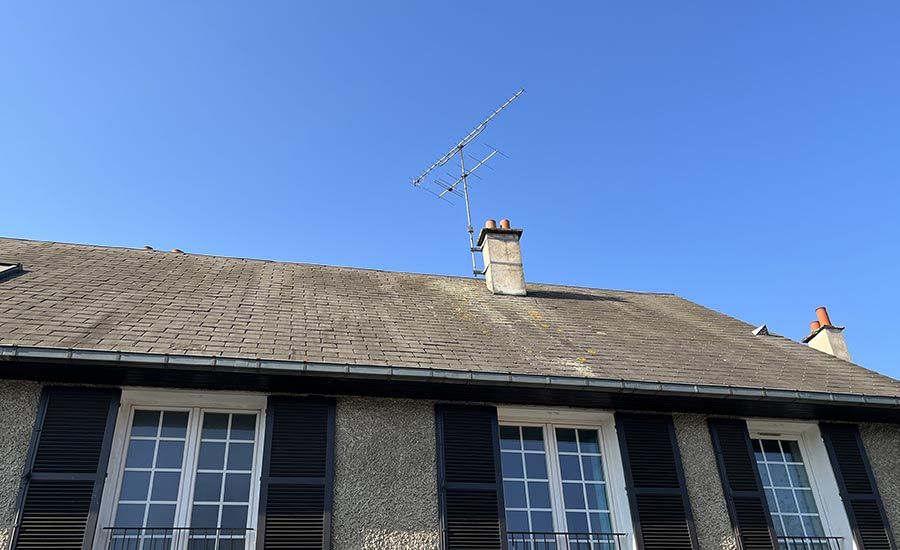 Un toit gris en bon état