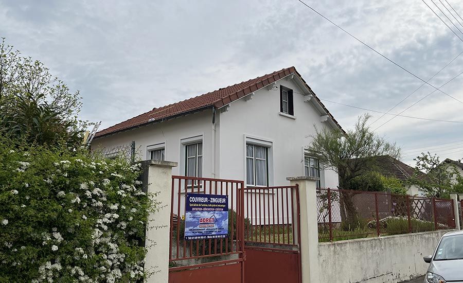 Une maison avec une façade propre