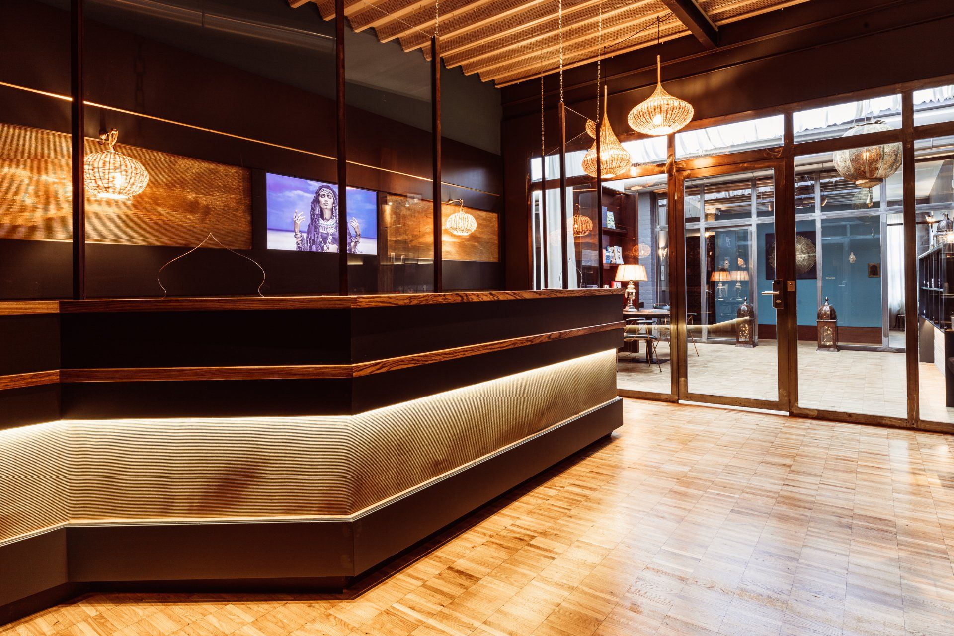 Großer Holztresen im Empfangsbereich des Cosy Spa