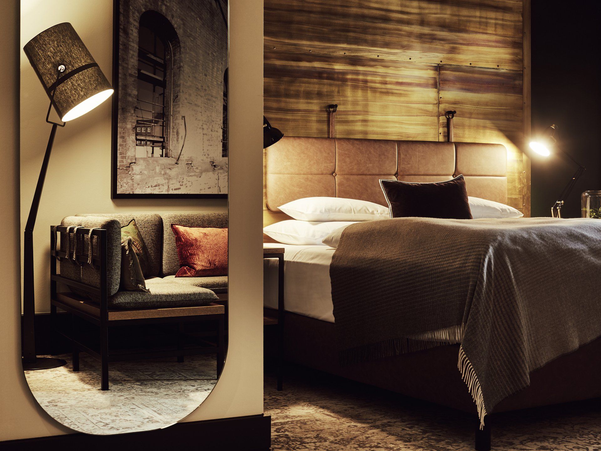 Kopfteil eines Doppelbetts im S-Loft Atrium im Gastwerk Hotel