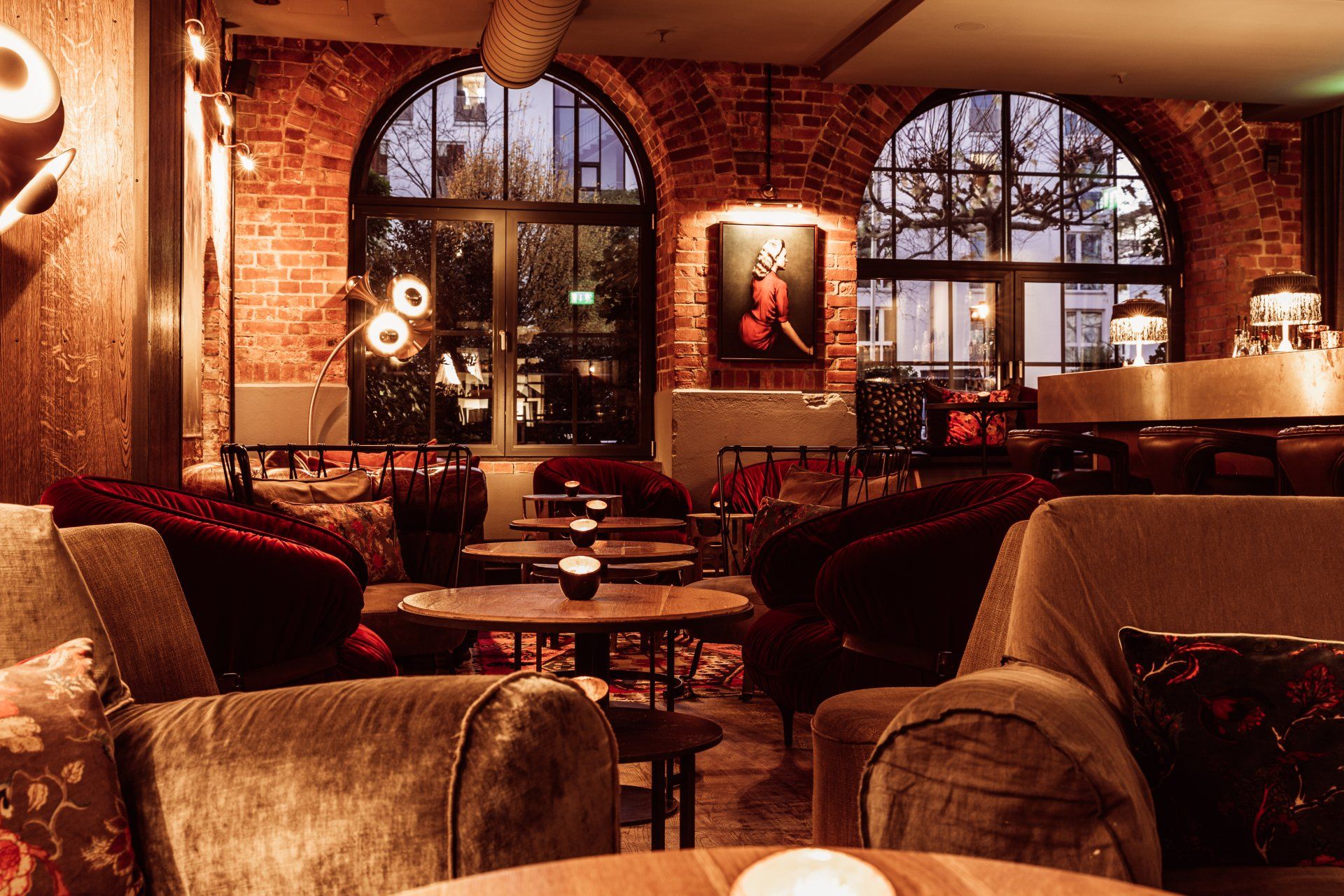 Große Sessel und stilvolle Einrichtung in der Mangold Bar im Gastwerk Hotel