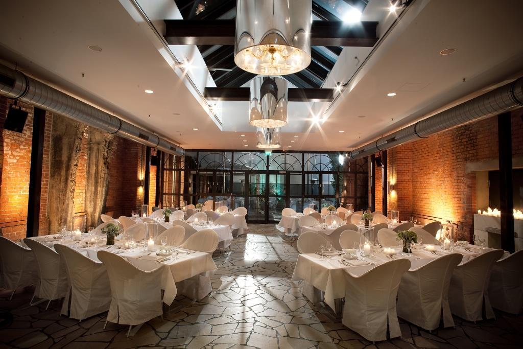 Stühle mit weißen Hussen im festlichen Event-Setting im Wintergarten