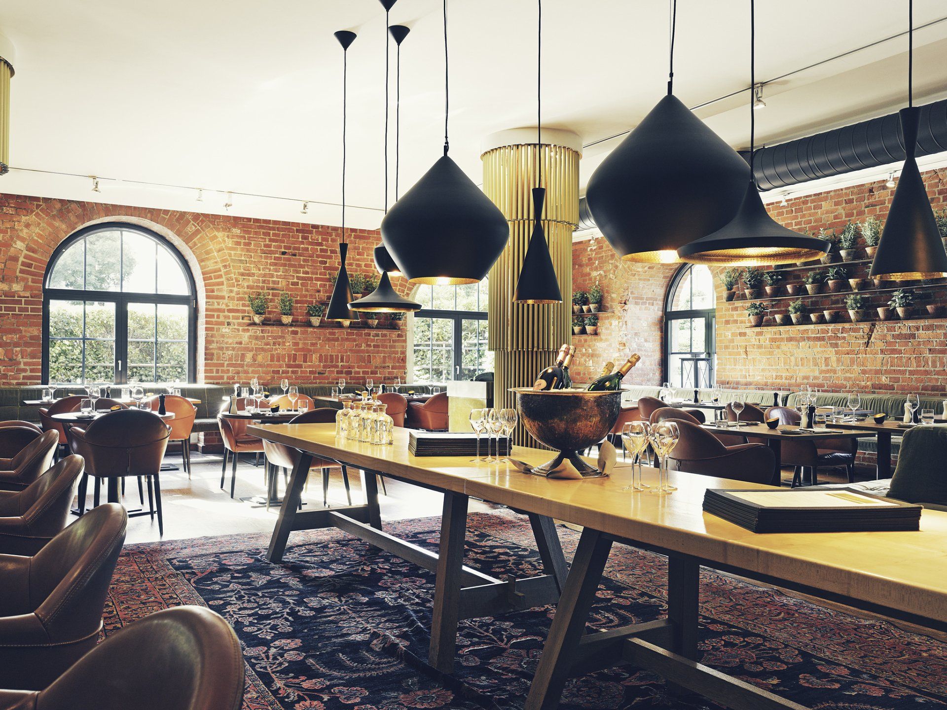 Langer Tisch mit Champagner in der MItte des Restaurant Mangolds