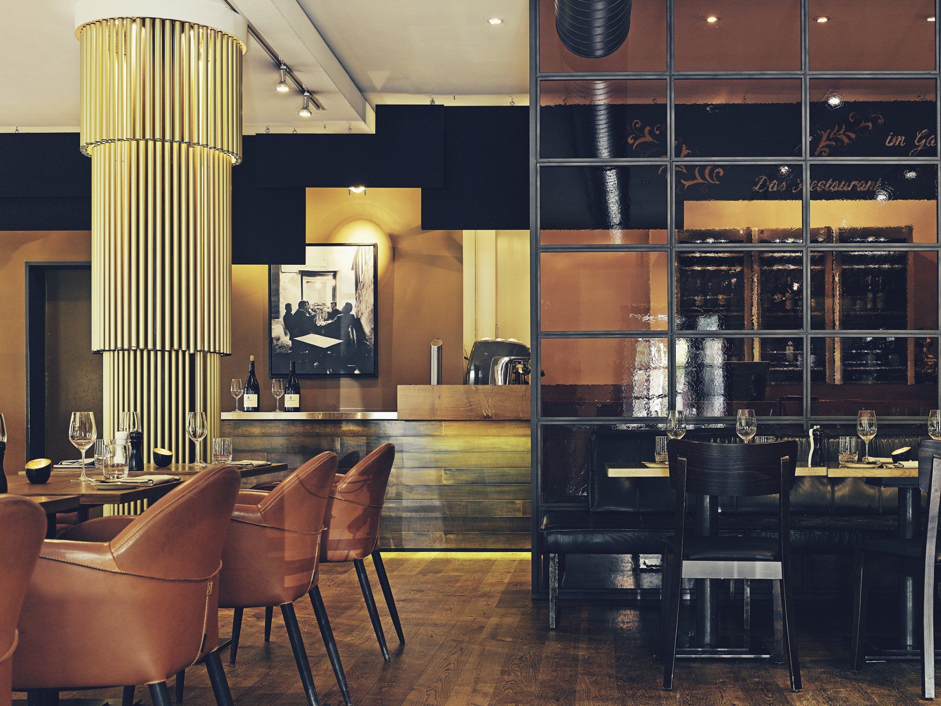 Eingedeckte Tische im Restaurant Mangold mit Bartresen im Hintergrund