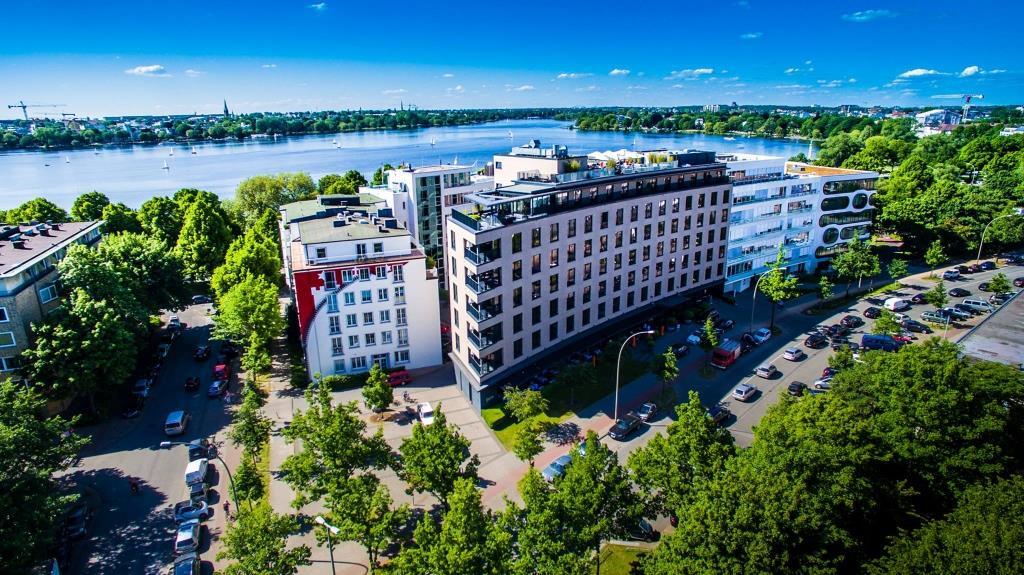 Luftaufnahme des The George Hotel, dahinter die Außenalster