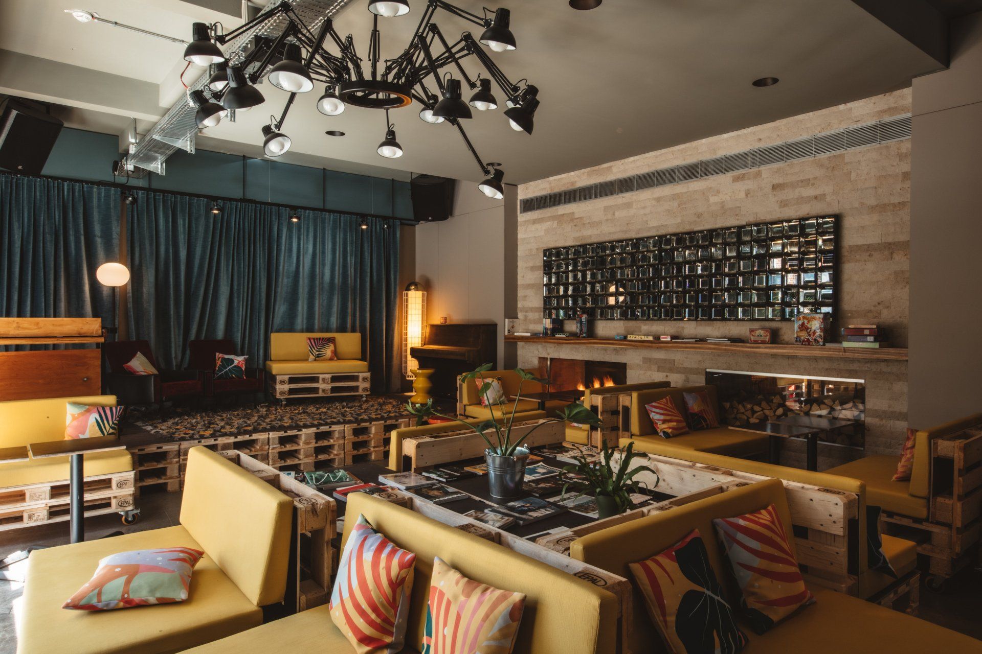 Palettenmöbel als gemütliche Sitzecken im Gemeinschaftsbereich