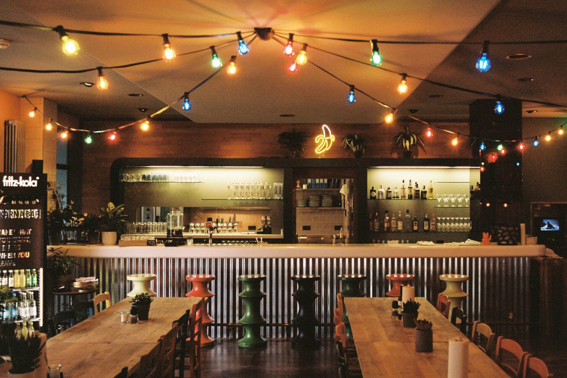 Restaurant Bamboole mit bunter Lichterkette an der Decke