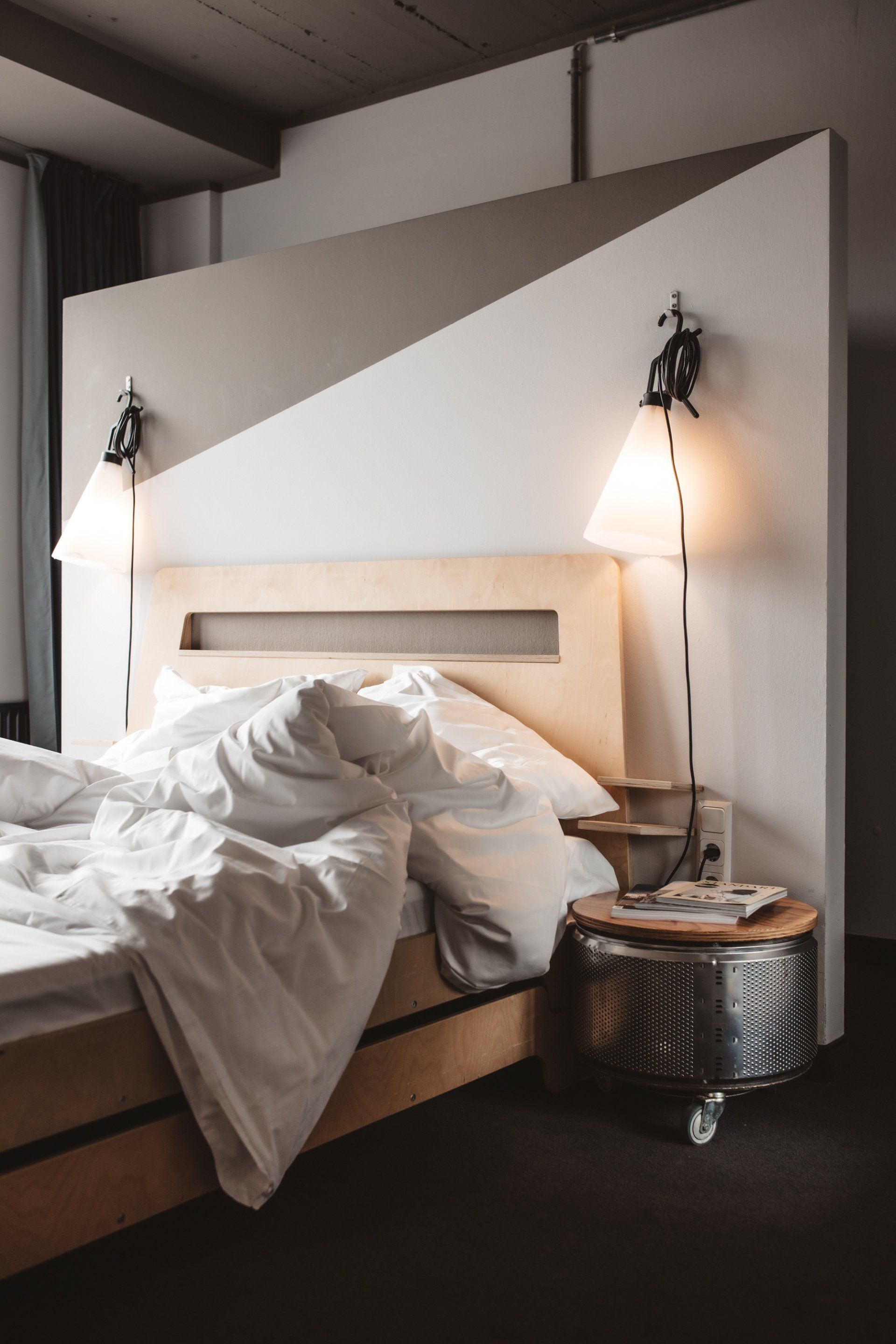 Doppelbett mit unordentlich aufgewühlter Bettwäsche nach dem Aufstehen