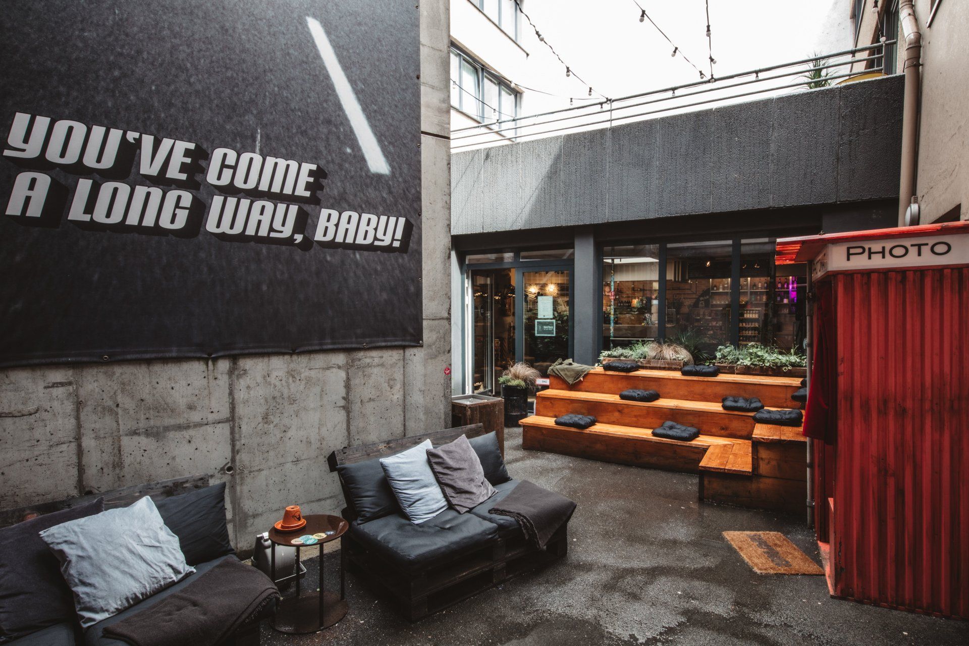 Verschiedene Sitzbereiche im Außenbereich der Superbude