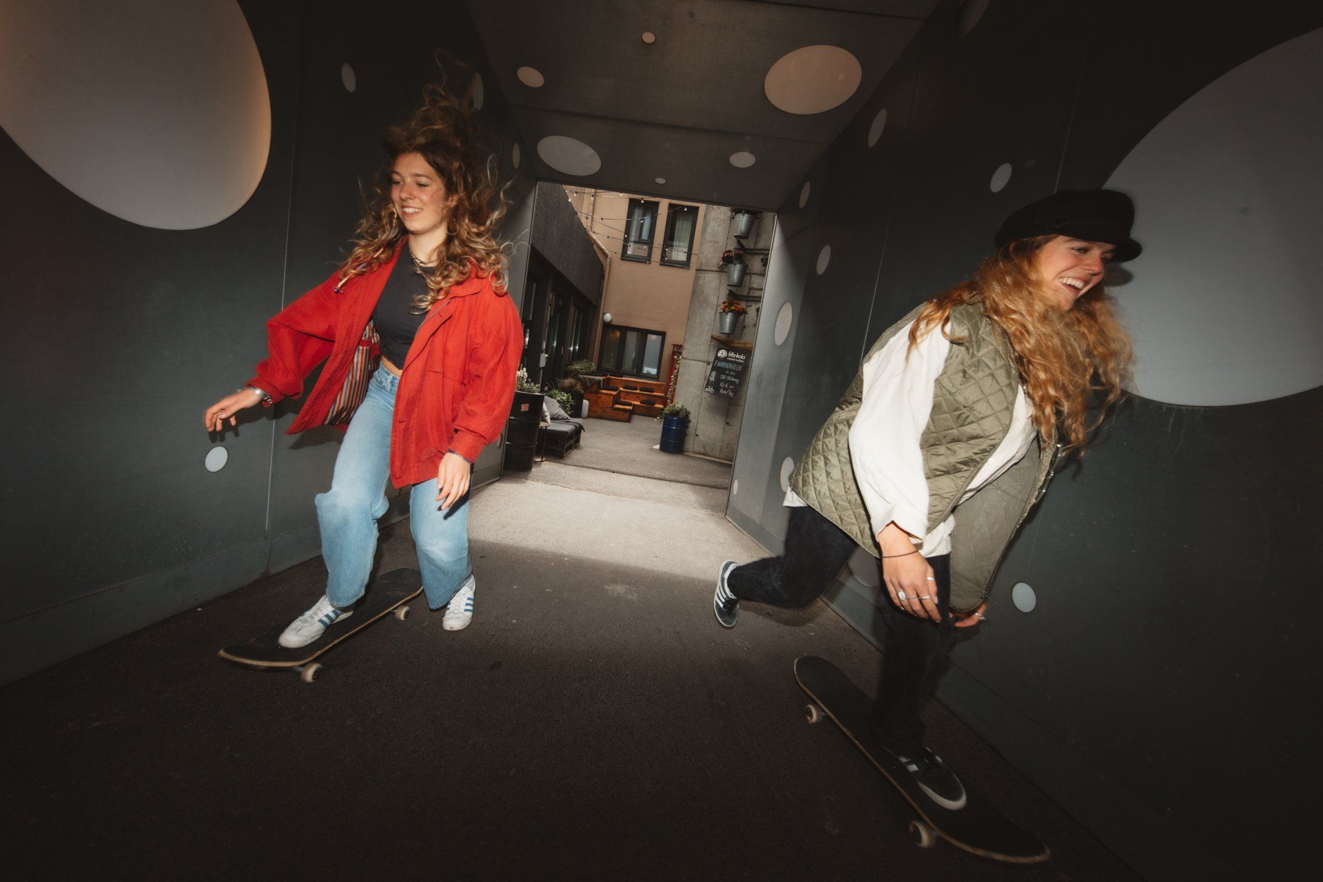 Personen in entspannter Kleidung laufen nebeneinander durch einen Durchgang