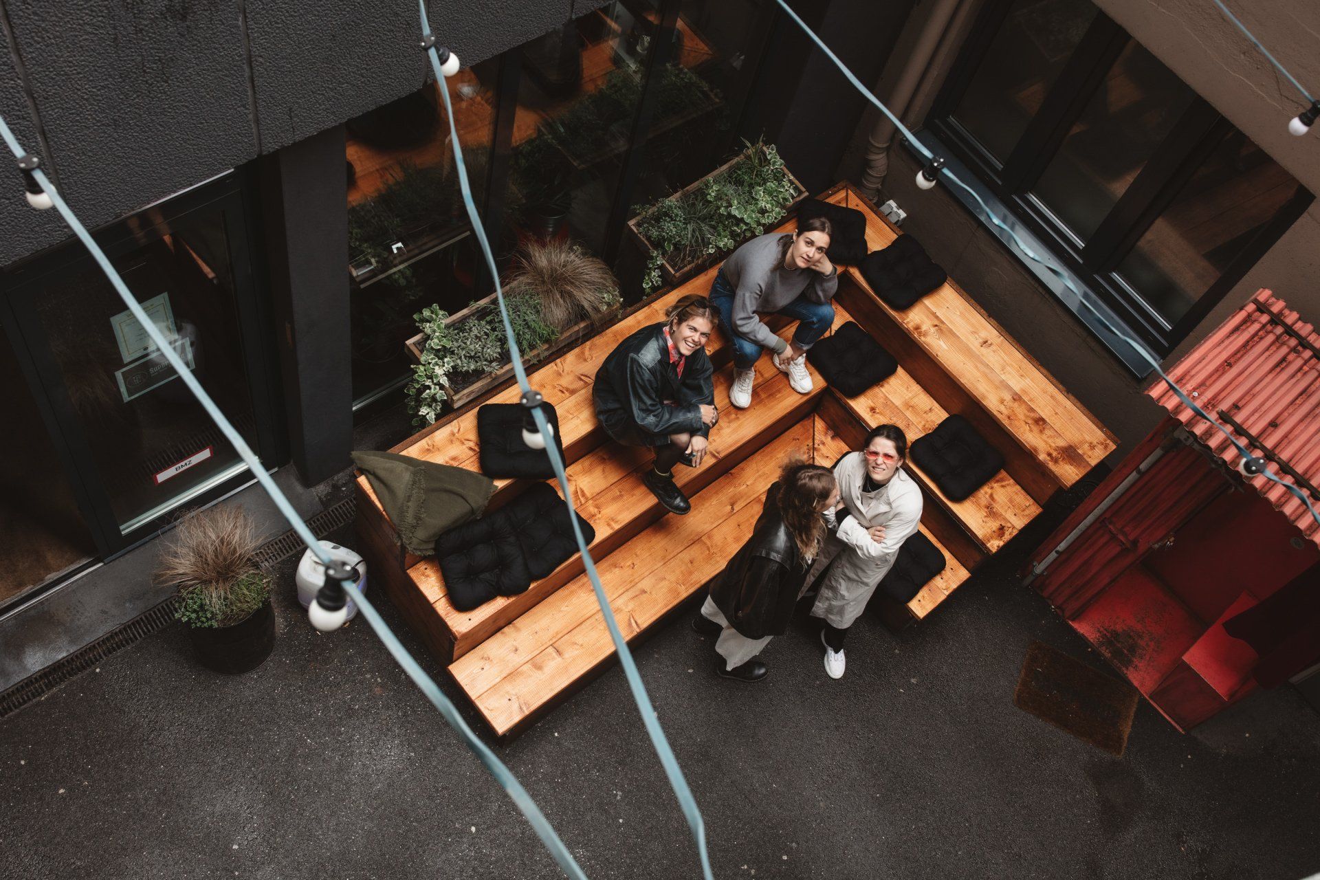 Vier Personen befinden sich im Außenbereich 