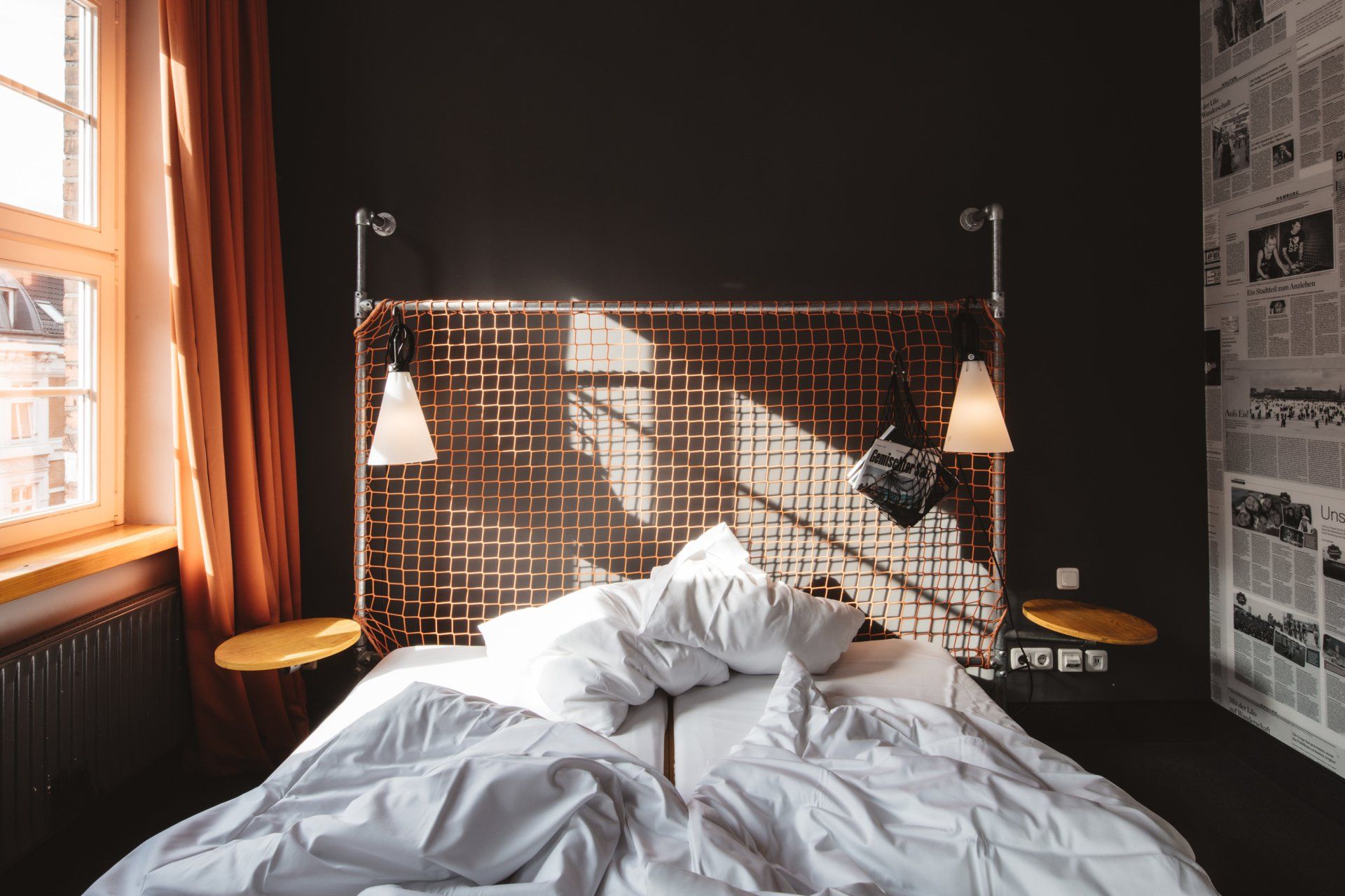 Doppelbett mit zerknitterter, weißer Bettwäsche