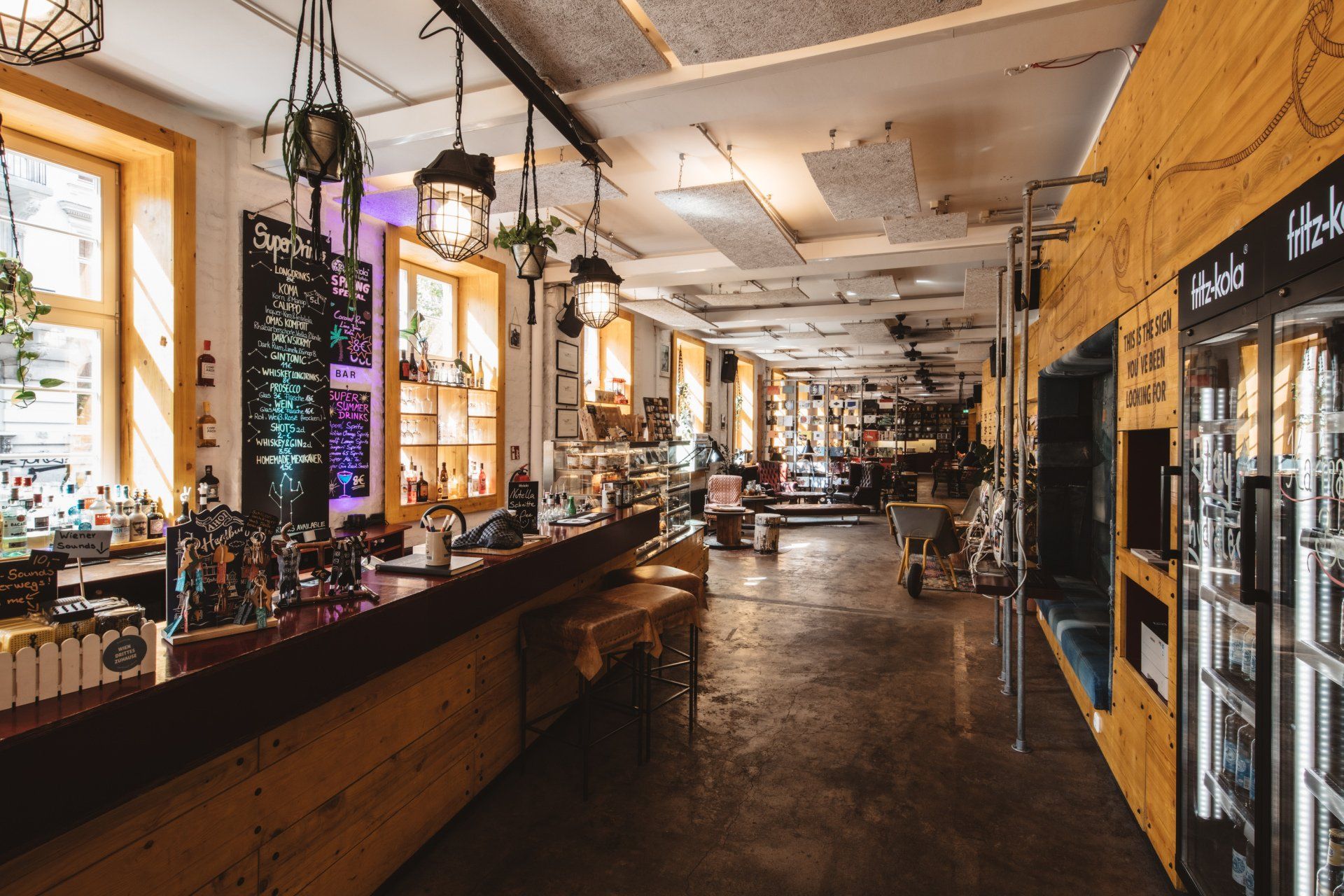 Großer Eingangsbereich der Superbude mit viel Platz und freundlicher Atmosphäre