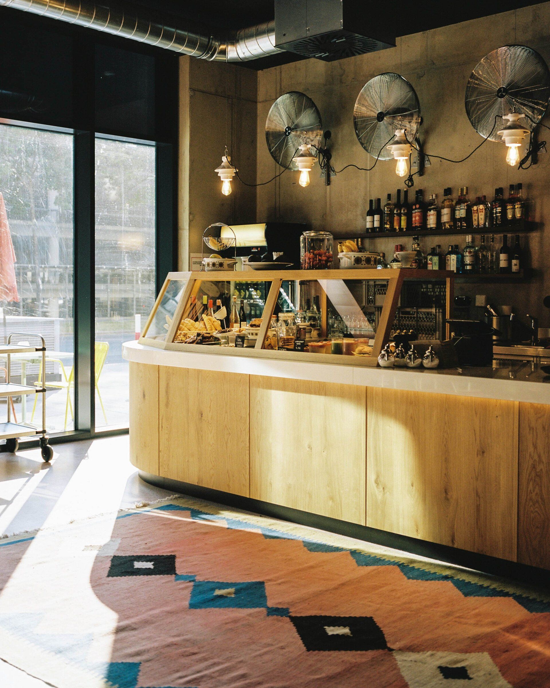 Stilvolle Bar mit Holzverkleidung und großer Auswahl an Flaschen