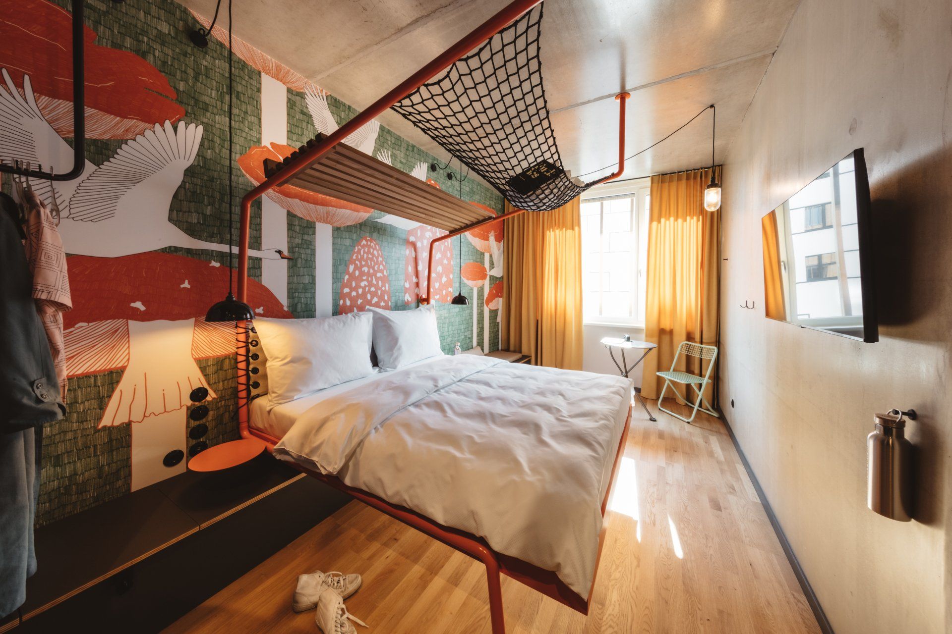 Stylisches Zimmer mit einem Doppelbett in der Mitte