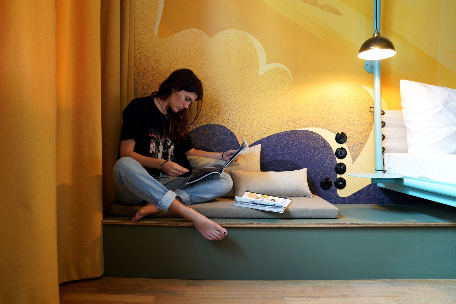 Person liest ein Buch in einer gemütlichen Ecke