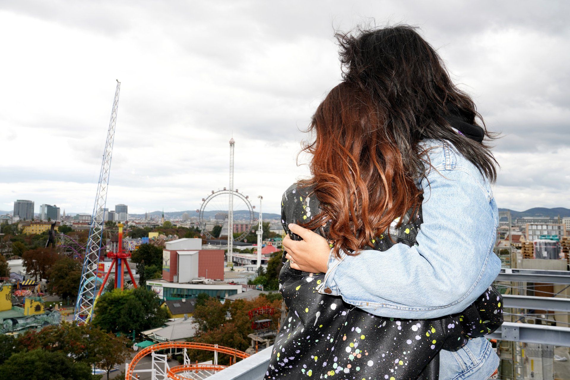 Zwei Personen blicken von oben auf den Prater