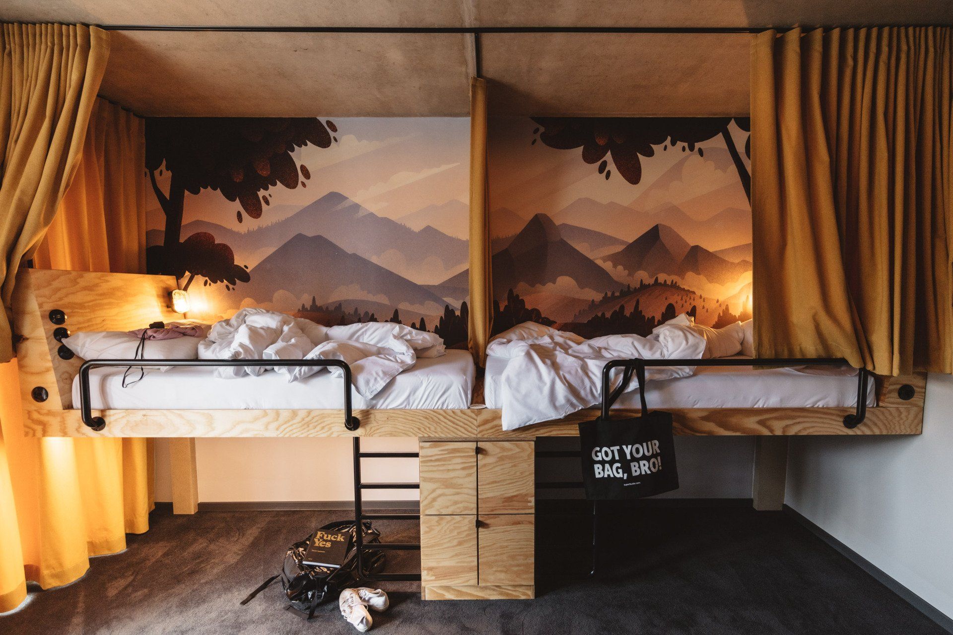 Gemütliche Vierbettbude mit viel Holz und Vorhängen vor den Betten