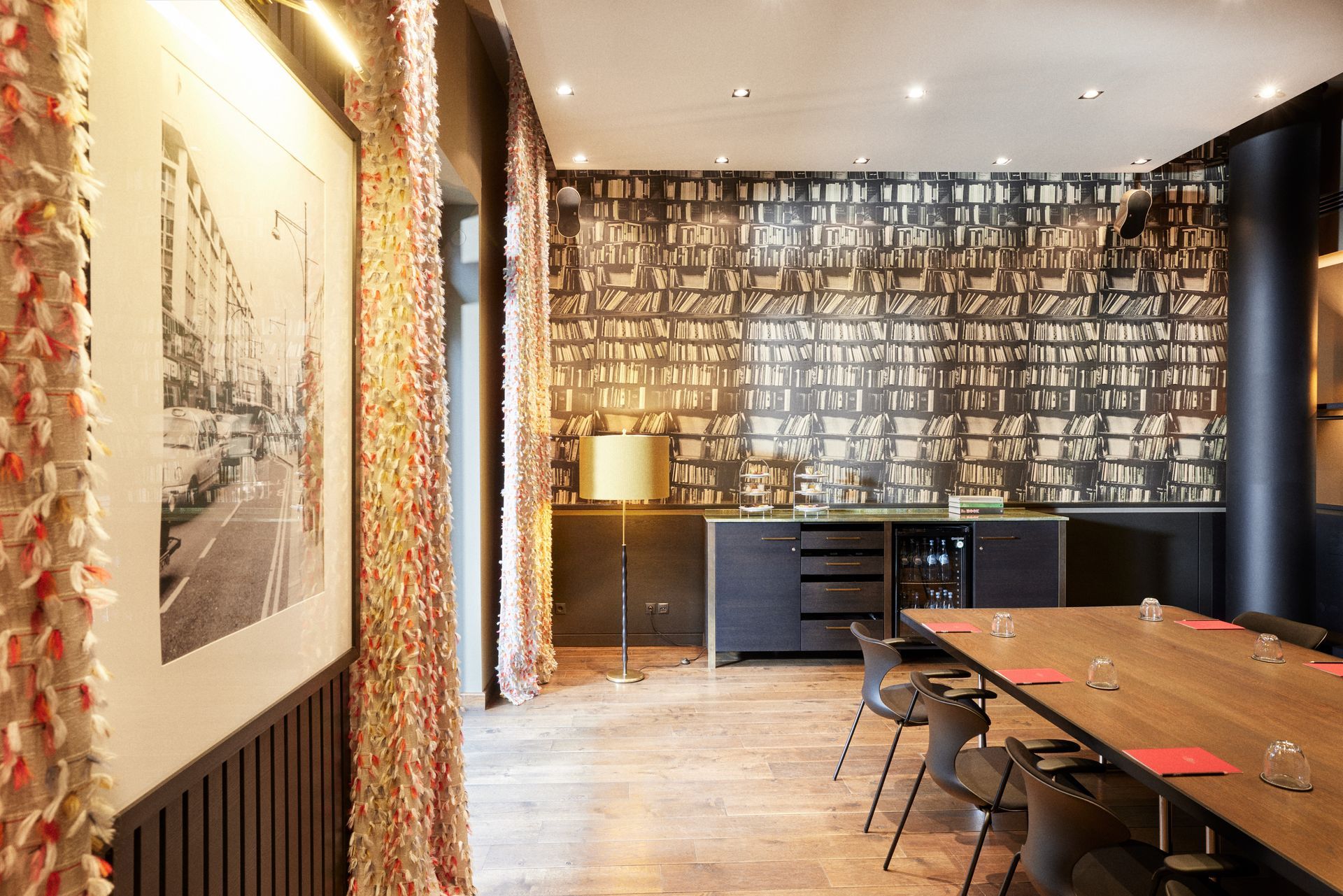 The George Tagungsraum Clubroom M mit Blockbestuhlung und großen Fenstern