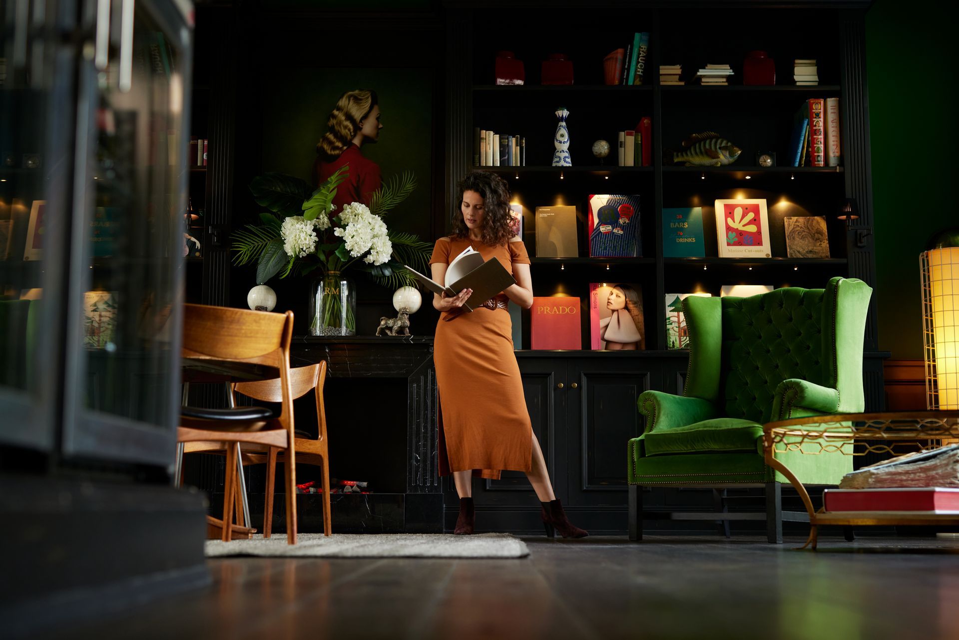 Frau blättert in einem Buch in der Private Library